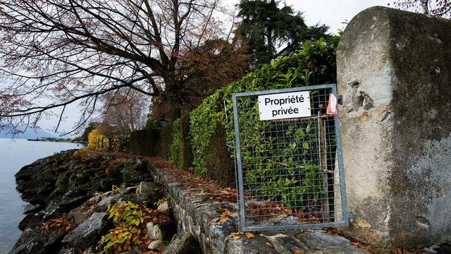 Une barriere annonce l'interdiction de passage le long du bord du Lac Leman ce mercredi 24 novembre 2010 a La Tour de Peilz. [Keystone - Jean-Christophe Bott]