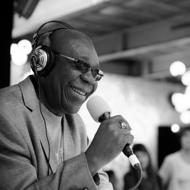 Manu Dibango en interview dans Paradiso. [Anne Bichsel]