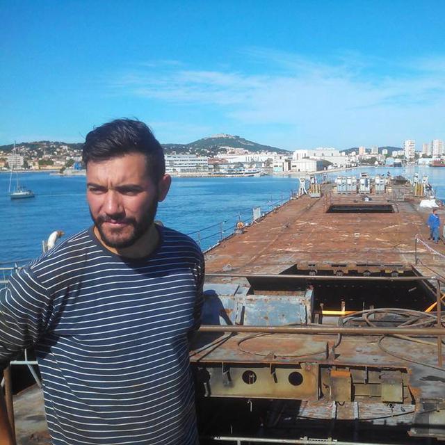 Djaoued dans la rade de Toulon, où il a travaillé comme mécanicien naval. [DR - Mederyck Manaore]
