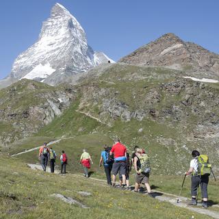 Des randonneurs marchent en direction de la cabane du Hörnli, camp de base de l'ascension du Cervin.
Anthony Anex 
Keystone [Keystone - Anthony Anex]