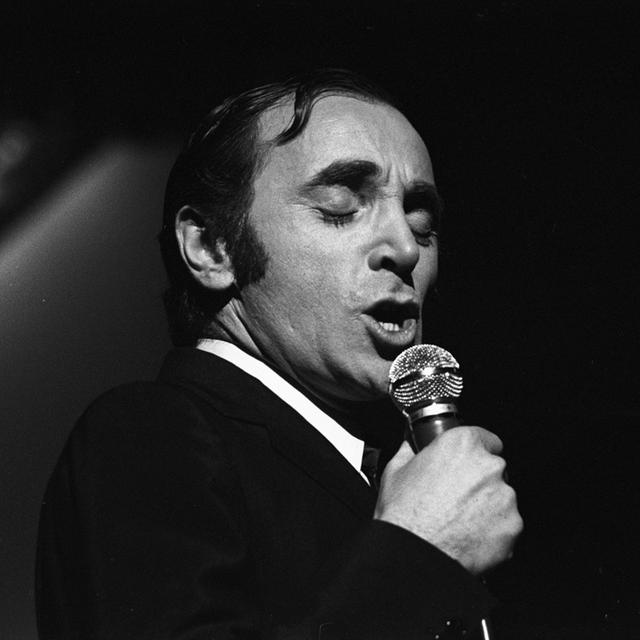 Charles Aznavour lors de l'émission "Palmarès des chansons" en 1968. [INA - Georges Galmichel]