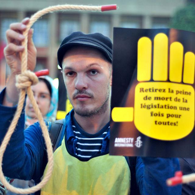 Activiste d'Amnesty International manifestant contre la peine de mort, le 22 octobre 2013 à Rabat, au Maroc. [Anadolu Agency / AFP - Jalal Morchidi]