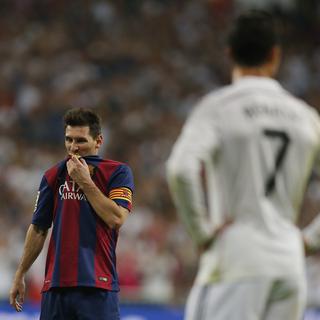 Le joueur de Barcelone Lionel Messi, à gauche, face au joueur du Real Madrid Cristiano Ronaldo. [Andres Kudacki]