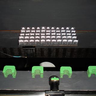 Le jeu "Space Invader" réalisé en vrai sur une machine de découpe laser. [justaddsharks.co.uk]