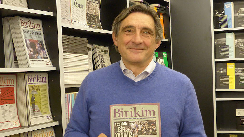 Ahmet Insel a sa propre maison d’édition et un magazine d’analyse politique. [RTS - Aline Jaccottet]