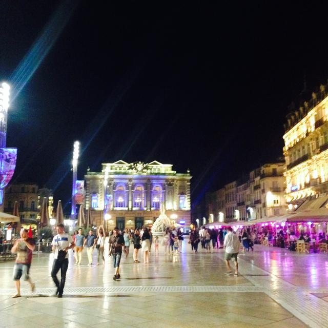 Place de la Comédie à Montpellier, lieu de vie diurne et nocturne. [Sarah Dirren]