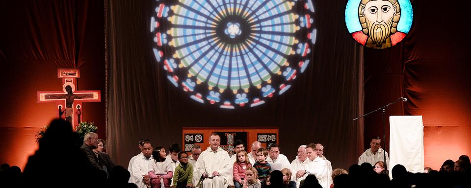 Frère Aloïs, prieur de la communauté de Taizé, adresse les participants à la prière du soir à Strasbourg, en 2013. [Frederick Florin]