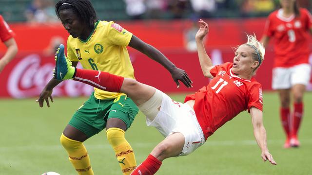 Francine Zouga aux prises avec Lara Dickenmann lors du match Suisse-Cameroun pour la Coupe du Monde féminine 2015. [Jason Franson]