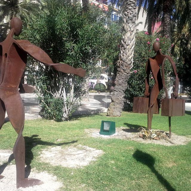 Sur l'esplanade la sculpture qui symbolise l'accueil d'Alicante envers les pieds-noirs qui arrivent avec deux valises. [Stéphane Cosme]