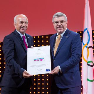 Le ministre des Sports Ueli Maurer a reçu les félicitations du président du CIO, Thomas Bach. [Ian Jones]