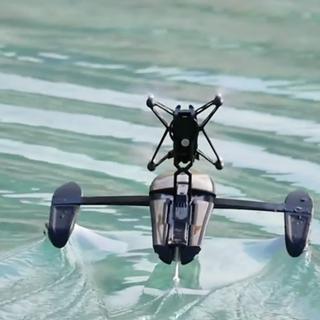 Les mini-drones de Parrot peuvent aller dans les airs, sur terre et même sur l’eau. [Parrot]