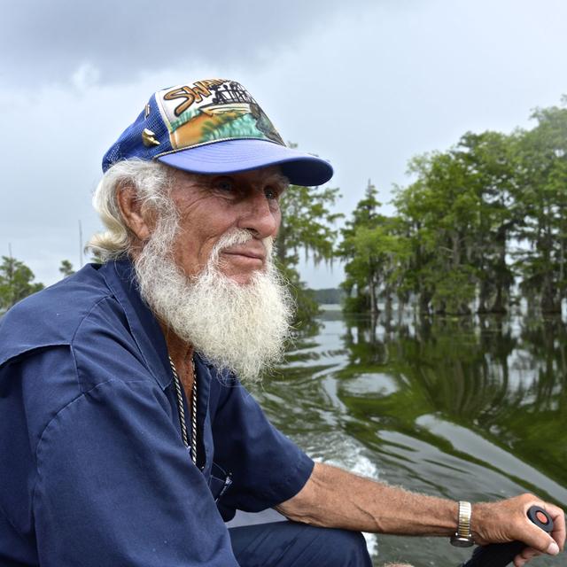 Norbert Leblanc, cadien jusqu'au bout de sa barbe blanche, emmène les visiteurs sur le Lac Martin. [Cerise Maréchaud]