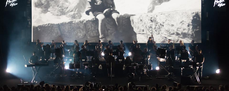 Woodkid au Stravinski en 2013. Derrière lui, une photo de Claude Nobs. [MJF - Lionel Flusin]