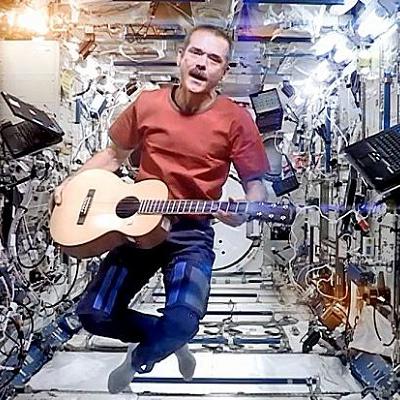 Chris Hadfield revisite "Space Oddity" de David Bowie depuis la Station Spatiale Internationale (ISS). [youtu.be/KaOC9danxNo]