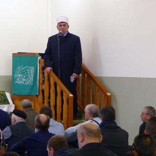 L'essentiel, pour l'imam de la mosquée albanaise de Chavannes-près-Renens, c'est la transmission de la langue et des traditions des Balkans. [Aline Jacottet]