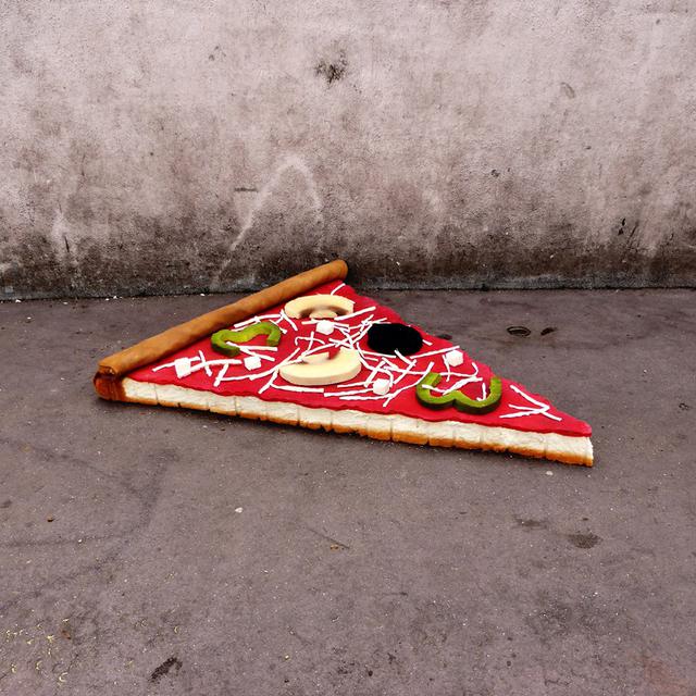 Une pizza dans le projet "EAT ME" de Lor-K. [facebook.com/Lor-K - Lor-K]