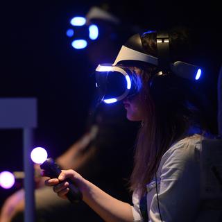 Des joueurs testent le nouveau PlayStation VR, présenté lors du Salon E3 2016. [Getty Images North America/AFP - Kevork Djansezian]