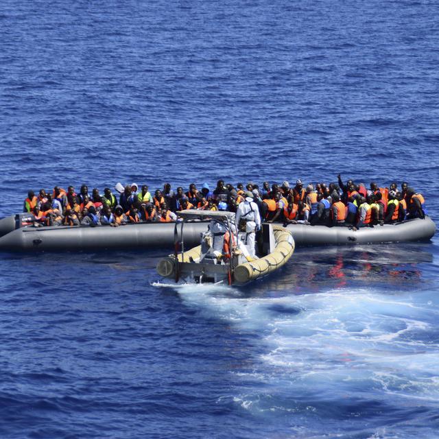 (Image d'archive). Vue d'une opération de sauvetage de migrants effectuée ici par la marine militaire italienne, le 11 avril 2016. [DR]