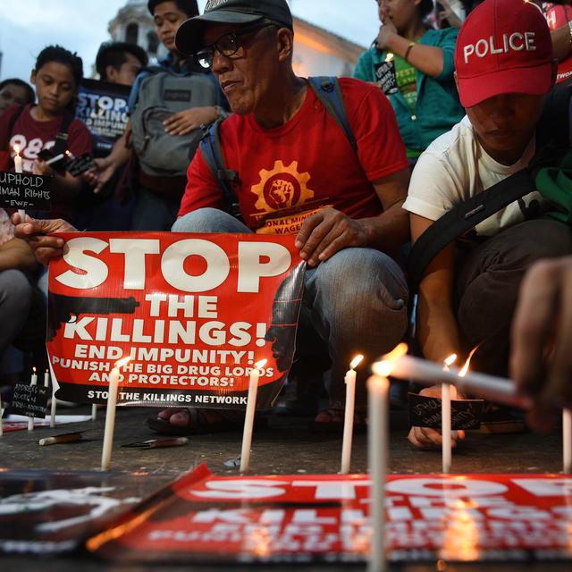 Des activistes dénoncent la répression du gouvernement devant une église de Manille aux Philippines.
Ted Aljibe
AFP [AFP - Ted Aljibe]