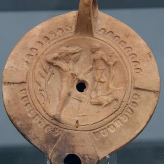 Lampe à huile représentant Orion aveuglé et Artemis. Collection nationale des Antiquités, Munich.
Carole Raddato
Wikimédia [Carole Raddato]