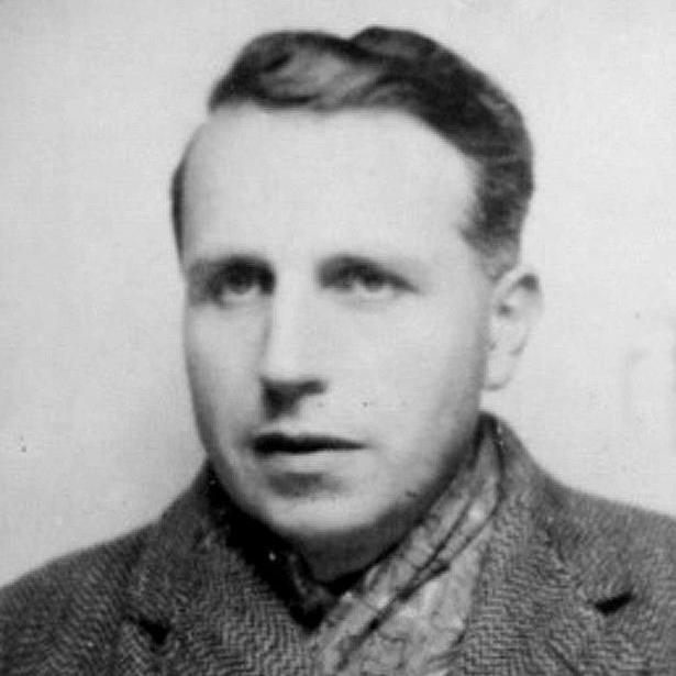 Georges Bataille vers 1943. [http://www.pileface.com/sollers/spip.php?article511 - Inconnu (1943)]