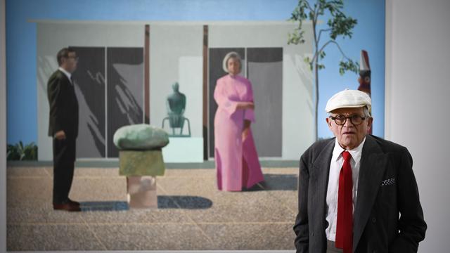 David Hockney pose devant une de ses oeuvres au Centre Pompidou à Paris. [AFP - Martin Bureau]