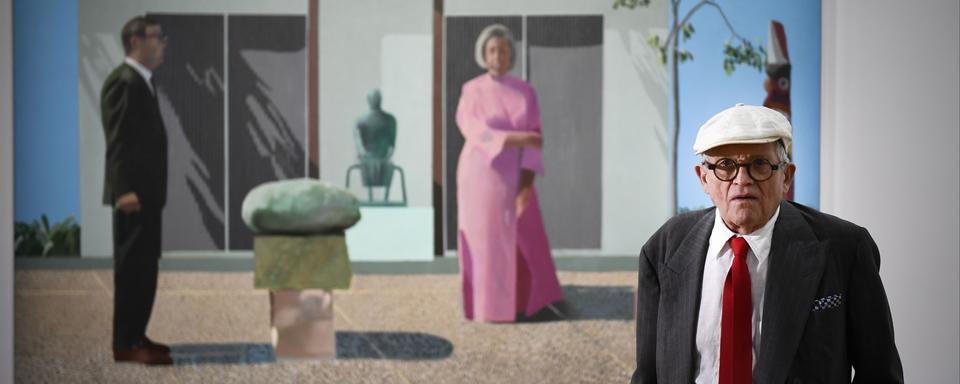 David Hockney pose devant une de ses oeuvres au Centre Pompidou à Paris. [AFP - Martin Bureau]