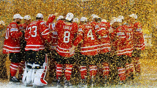 L'équipe du Canada fête la victoire au Championnat du monde 2016 de hockey.
EPA/Sergei Ilnitsky
Keystone [Keystone - EPA/Sergei Ilnitsky]