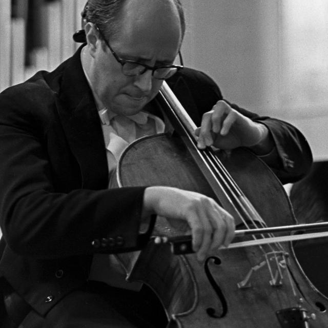 Le violoncelliste Mstislav Rostropovich à Moscou en 1960. [AFP - Yuriy Somov / Ria Novosti / sputnik]