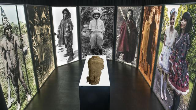 Salle Au-delà du rez-de-chaussée: photos pour montrer les corps (Exposition "L'impermanence des choses"), Musée d'ethnographie de Neuchâtel. [Musée d’ethnographie de Neuchâtel - Alain Germond]