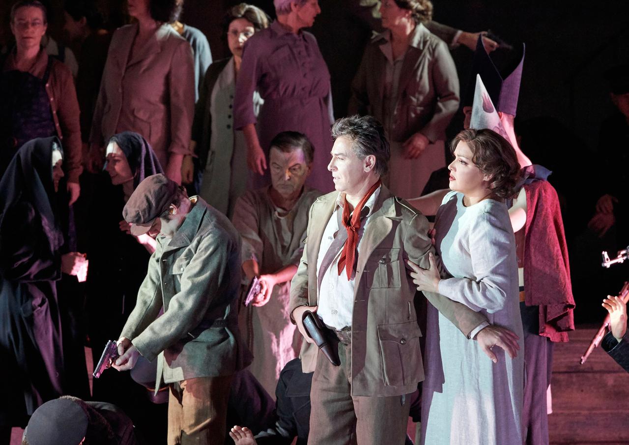 Roberto Alagna (au centre), dans Le Trouvère de Giuseppe Verdi, enregistré à la Staatsoper de Vienne.Michael PöhnWiener Staatsoper [Wiener Staatsoper - Michael Pöhn]