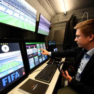 Un technicien contrôle le système d'arbitrage vidéo testé durant le match France-Espagne du 28 mars 2017.
Franck Fife
AFP [AFP - Franck Fife]