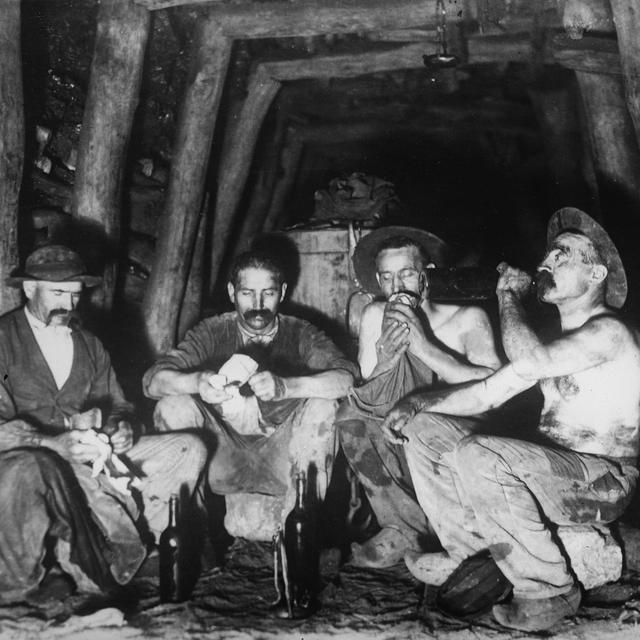 Mineurs faisant la pause. 
Collection Roger-Viollet
AFP [AFP - Collection Roger-Viollet]