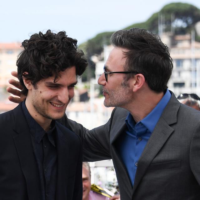 L'acteur Louis Garrel et le réalisateur du film, Michel Hazanavicius. [ANNE-CHRISTINE POUJOULAT / AFP]