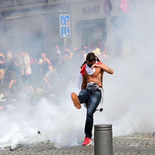 Un hooligan anglais à Marseilles lors de l'Euro 2016 de foot en France.
An England fan kicks away a tear gas canister after tear gas was released by French police in the city of Marseille, southern France, on June 11, 2016, ahead of the Euro 2016 football match between England and Russia. 
Léon Neal
AFP [AFP - Léon Neal]
