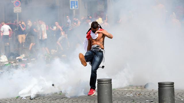 Un hooligan anglais à Marseilles lors de l'Euro 2016 de foot en France.
An England fan kicks away a tear gas canister after tear gas was released by French police in the city of Marseille, southern France, on June 11, 2016, ahead of the Euro 2016 football match between England and Russia. 
Léon Neal
AFP [AFP - Léon Neal]