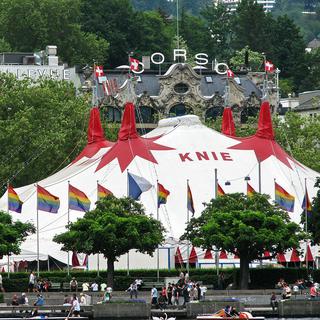 La tente du cirque Knie montée à Zurich, place Bellevue, en 2009. [Own work - Roland zh]