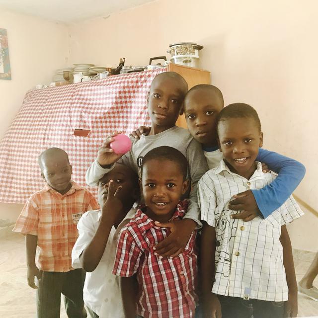 Haïti fait sa révolution en matière d’adoption. Suite à la signature de la Convention de La Haye, un nouveau cadre légal a été établi en 2014 pour favoriser l'éthique et les droits de l’enfant. [RTS]