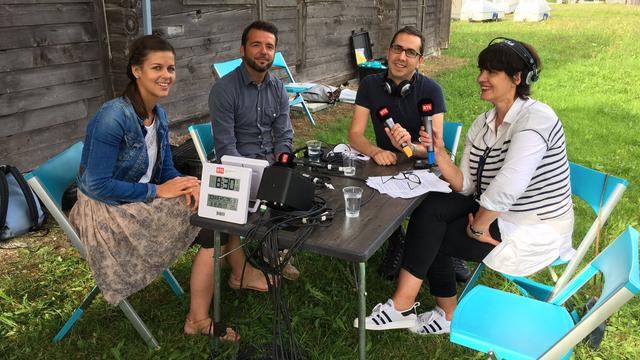 Jour 14 - La yodleuse Melanie Oesch et Ivan Mariano, conservateur du musée de Morat, quelques minutes avant le direct. [RTS - Mélissa Haertel]