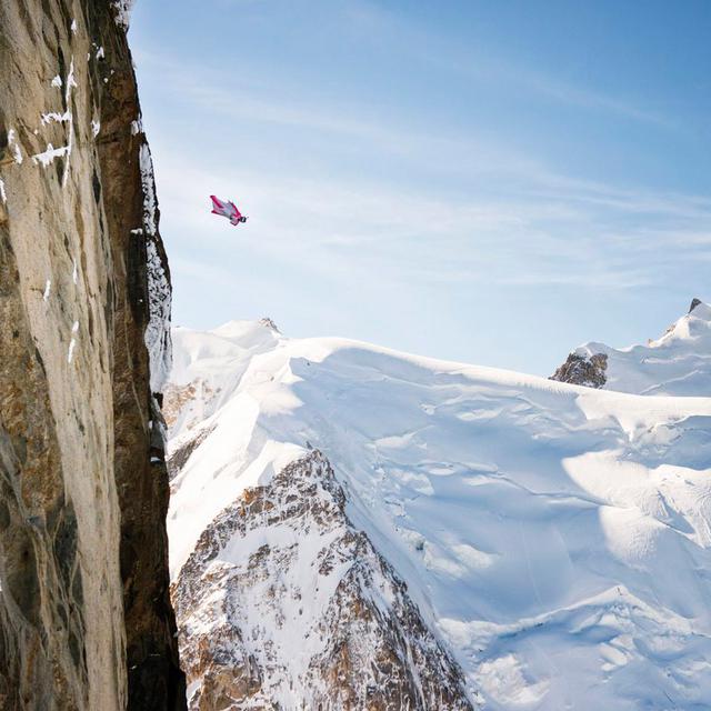 Géraldine Fasnacht saute de l'Aiguille du Midi, en septembre 2013. 
PHOTOPRESS/ Chris Schmid
Keystone [Keystone - PHOTOPRESS/ Chris Schmid]