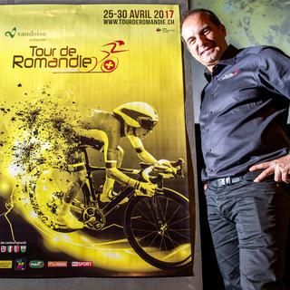 Richard Chassot, directeur du Tour de Romandie, pose a cote de l'affiche de l'épreuve 2017.
Leo Duperrex
Keystone [Keystone - Leo Duperrex]