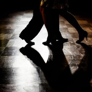 Valse lente, valse anglaise, cha cha cha, tango, passo doble … Les danses de salon sont tendance. [Fotolia - arsdigital]