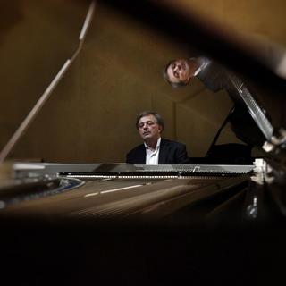 Cyril Huvé, devant le piano à 102 touches qui a servi à enregistrer l'album "Opus 102".
Jean-Luc Caradec
F451 productions [F451 productions - Jean-Luc Caradec]