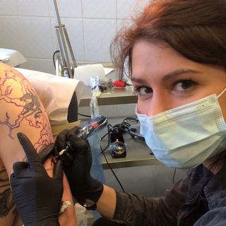 Pauline Grandjean, tatoueuse. [RTS - Gabrielle Desarzens]