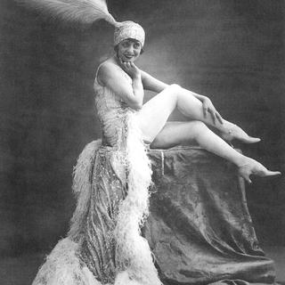 Mistinguett. Paris, Moulin-Rouge. [https://www.etsy.com/fr/listing/188105765/mistinguett-french-actress-and-singer]