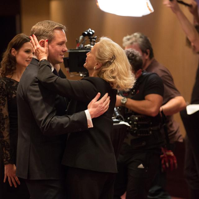 Ambiance tournage au Grand Hotel Kempinski avec Paul Grangier (Vincent Kucholl) et Blanche Grangier (Brigitte Fossey). [RTS - Jay Louvion]