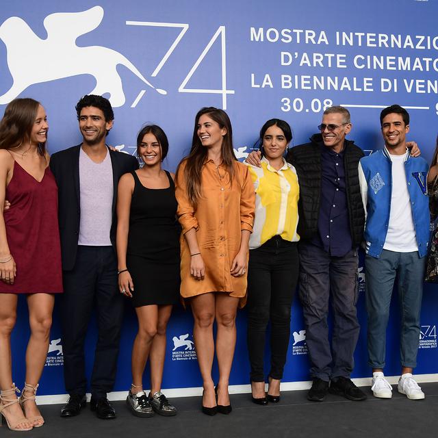 Les principaux acteurs et actrices ainsi que le réalisateur Abdellatif Kechiche à la biennale de Venise en septembre 2017 pour présenter le film "Mektoub, My Love: canto uno". [AFP - Titiana Fabi]