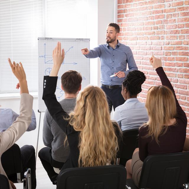 Le formateur accompagne ses clients et leur apprend à fabriquer leur légende. [Fotolia - Andrey Popov]