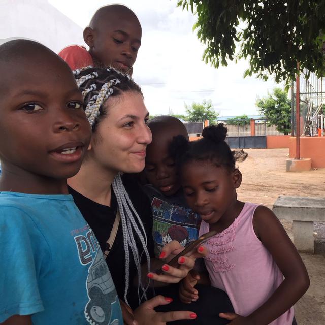 Vacarme/Tourisme humanitaire: Sonia travaille dans un orphelinat dirigé par l'organisation religieuse ReMar. [RTS - Cédric Guigon]