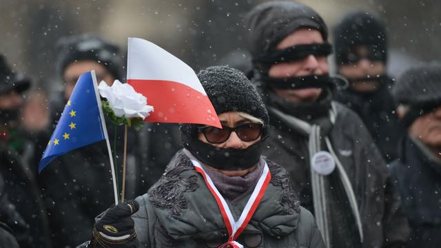Des membres de l'Opposition en Pologne protestent contre les décisions prises par le parti ultraconservateur "Droits et Justice" dirigé par Jaroslaw Kaczynski. [AFP - ARTUR WIDAK / NURPHOTO]